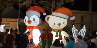 Cavalcada iluminada con figuras de un pingüino y un oso en La Pobla de Farnals