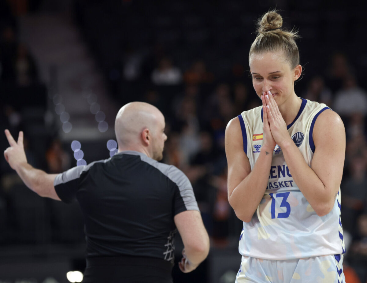 Jugadora del Valencia Basket mostrando emoción tras una decisión del árbitro.