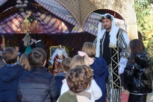 Niños disfrutando del Campamento Real en Torrent durante Navidad