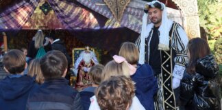 Niños disfrutando del Campamento Real en Torrent durante Navidad
