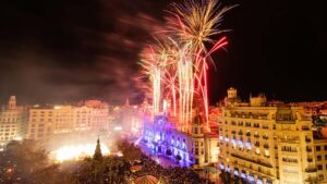 Celebración de las campanadas de Año Nuevo en Valencia con fuegos artificiales