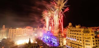 Celebración de las campanadas de Año Nuevo en Valencia con fuegos artificiales