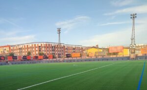 Vista del campo de fútbol de Sant Gregori con césped renovado