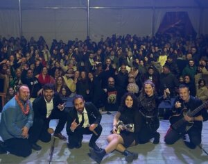 Actuació de l'orquestra La Bèstia durant la festa de Cap d'Any a Foios.