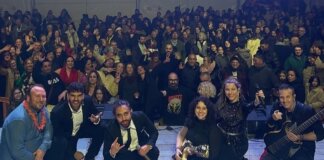 Actuació de l'orquestra La Bèstia durant la festa de Cap d'Any a Foios.