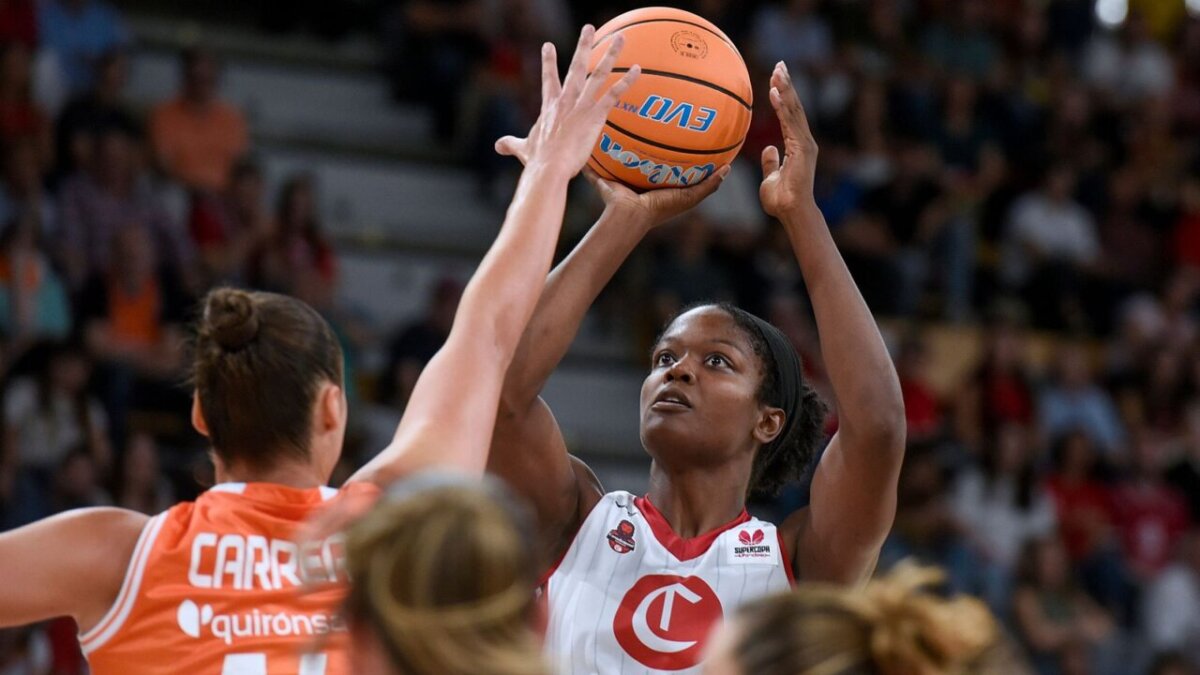 Jugadora de Casademont Zaragoza lanzando a canasta en un partido de baloncesto.