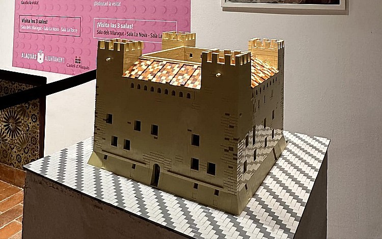 Maqueta de un castillo hecha con piezas de Lego en Alaquàs