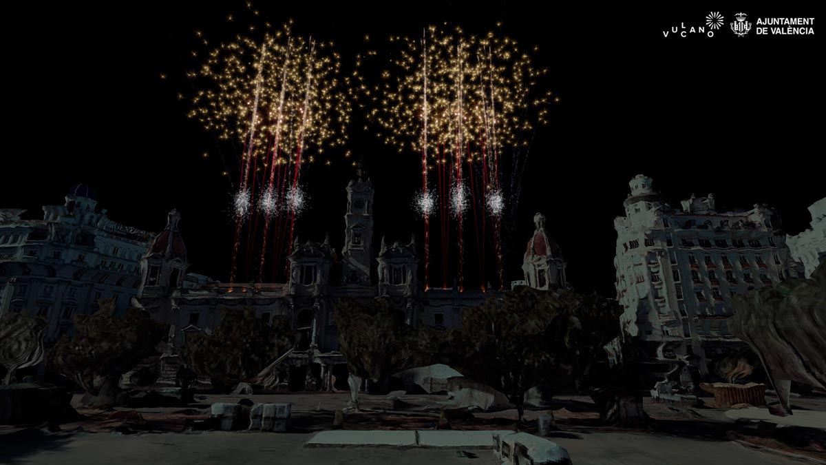 Fuegos artificiales iluminando la Plaza del Ayuntamiento de Valencia.