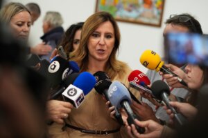 María José Catalá hablando a la prensa sobre la tragedia en Indonesia