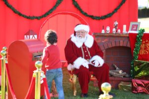 Niño entregando carta a Papá Noel en Catarroja durante las festividades