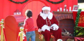 Niño entregando carta a Papá Noel en Catarroja durante las festividades