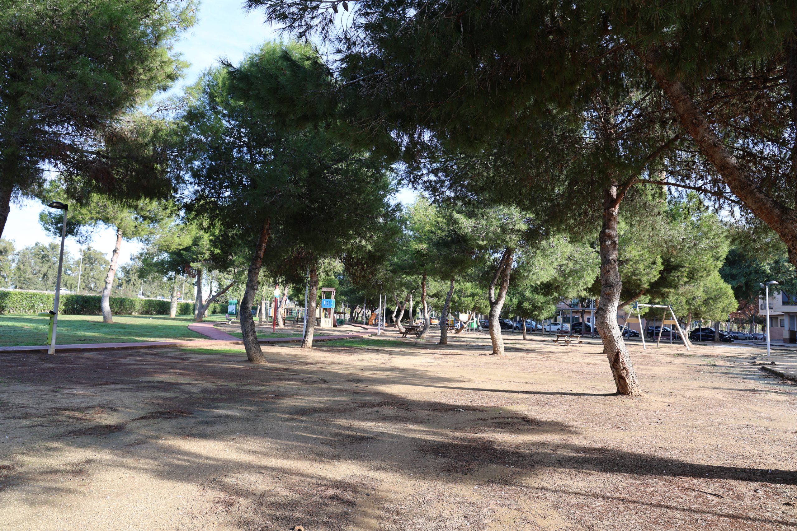 Vista del Parc de la Solidaritat en Catarroja con árboles y áreas de juego