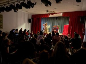 Los cuentacuentos llenan de magia los barrios de Paterna estas fiestas.