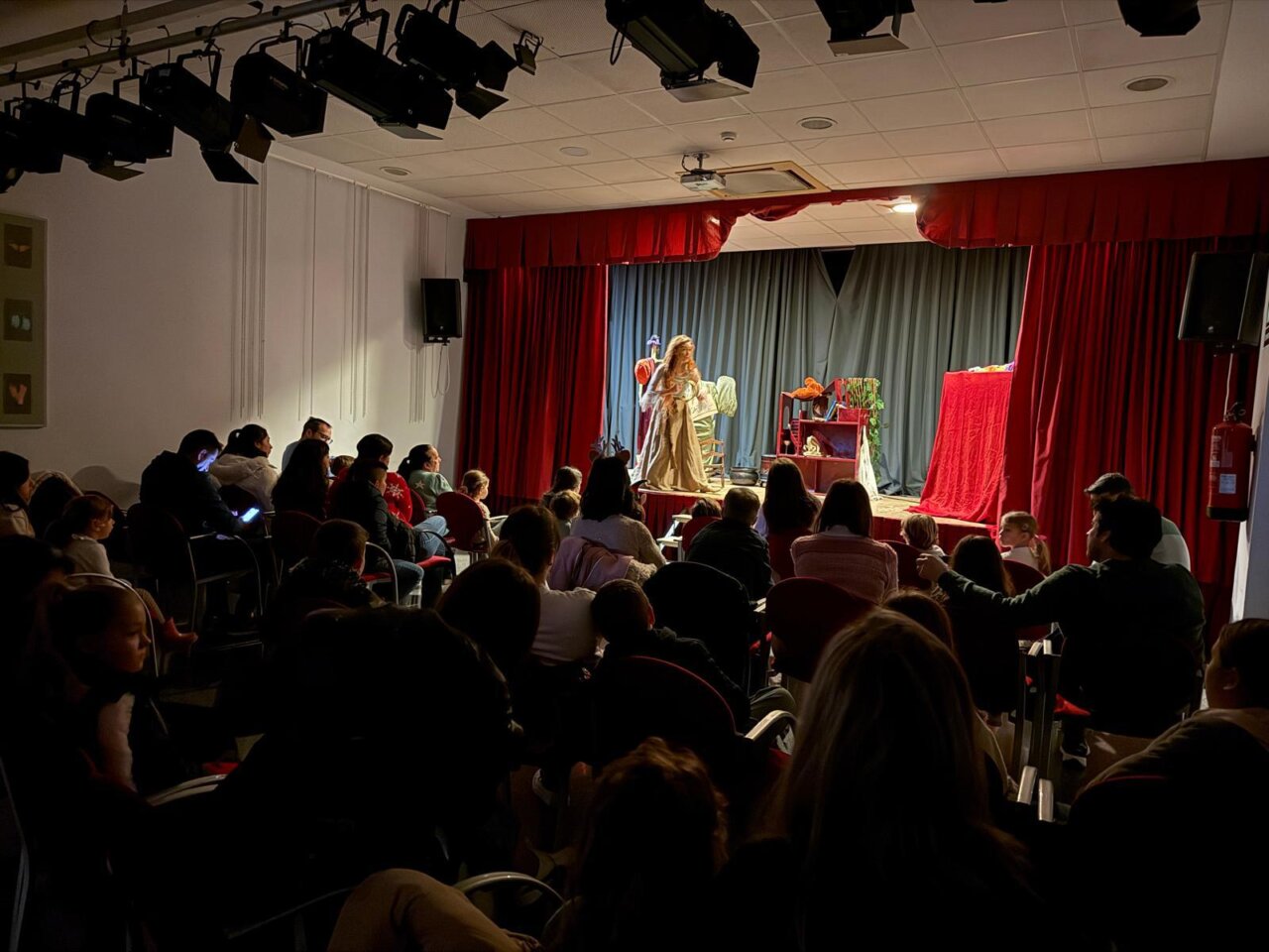 Los cuentacuentos llenan de magia los barrios de Paterna estas fiestas.