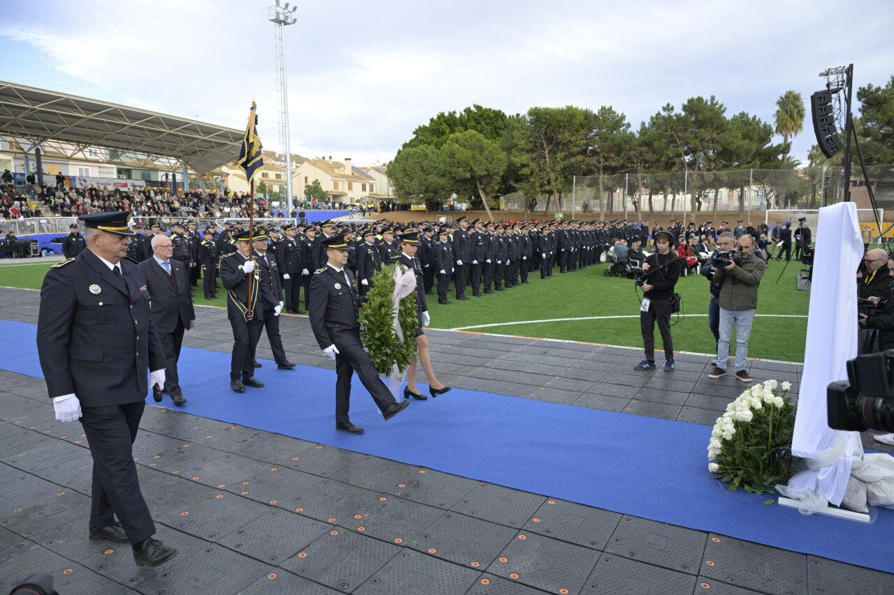 Ceremonia de entrega de medallas en Paiporta con policías y autoridades presentes.