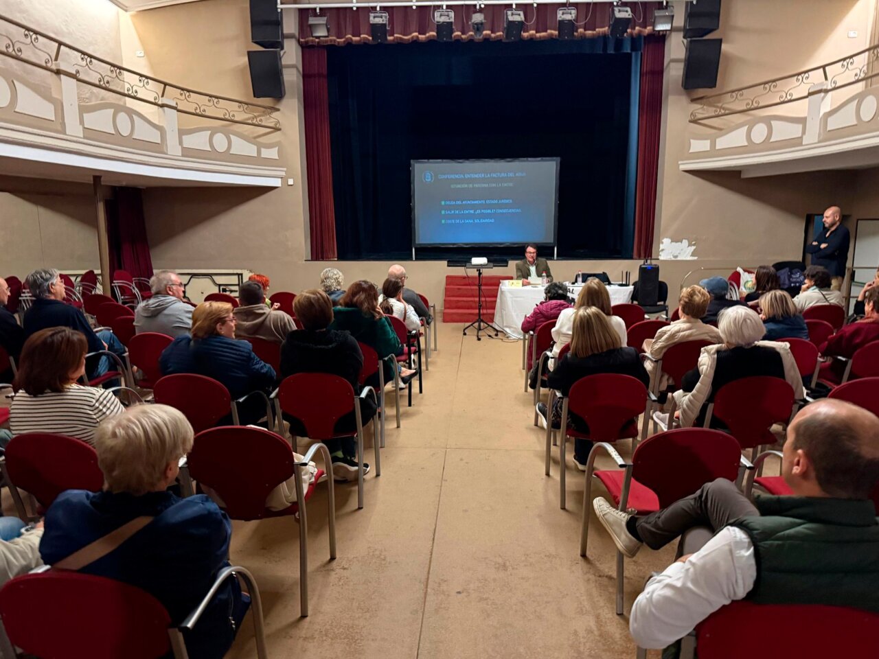 La Emtre informa a los vecinos sobre la nueva legislación de residuos.