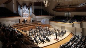 Concierto en el Palau de la Música de València con un gran órgano y orquesta.