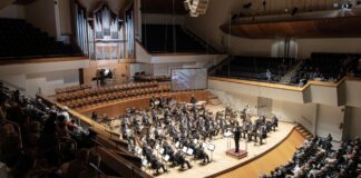 Concierto en el Palau de la Música de València con un gran órgano y orquesta.