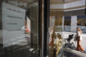 Vista exterior de una clínica dental con un cartel de cerrado.