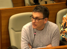 Compromís respalda la moción de confianza en Torrent para desbloquear la parálisis política y presupuestaria Xavier Martí hablando en el pleno municipal de Torrent