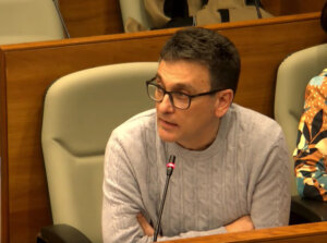 Xavier Martí hablando en el pleno municipal de Torrent