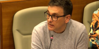 Xavier Martí hablando en el pleno municipal de Torrent