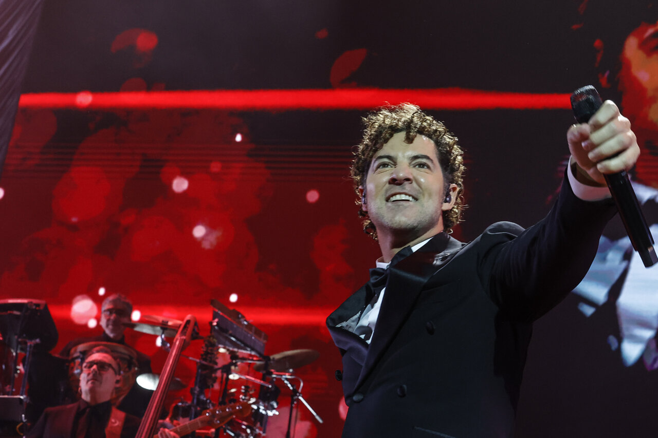 David Bisbal actuando en Roig Arena durante su gira navideña