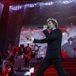David Bisbal actuando en el Roig Arena durante un concierto navideño