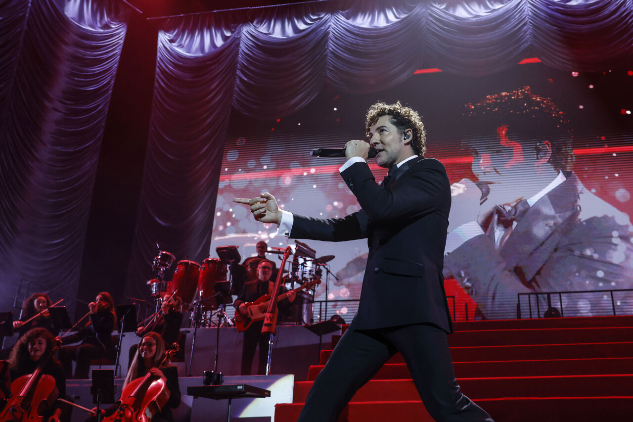 David Bisbal actuando en el Roig Arena durante un concierto navideño