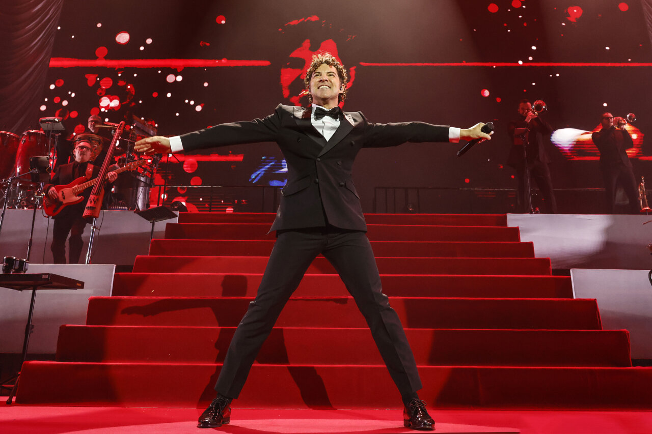 David Bisbal actuando en el Roig Arena durante su gira navideña