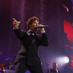 David Bisbal cantando en el escenario del Roig Arena en Valencia