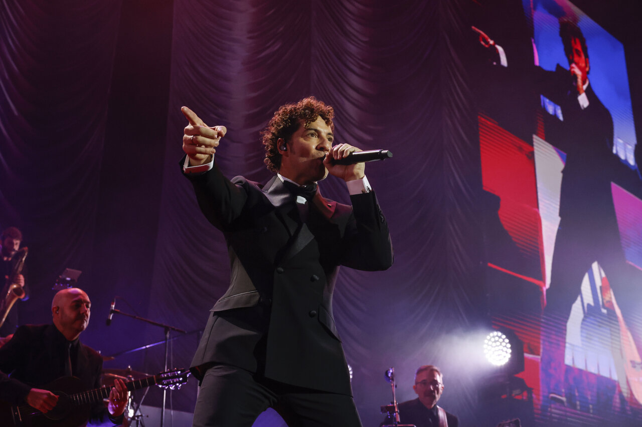 David Bisbal cantando en el escenario del Roig Arena en Valencia