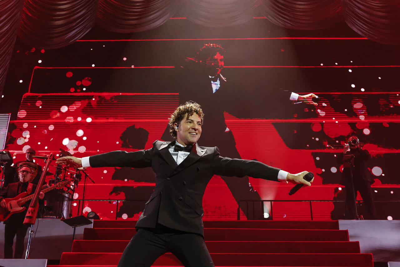 David Bisbal actuando en el Roig Arena durante su gira navideña