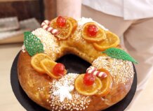 El primer concurso para elegir el Mejor Roscón de Reyes Artesano de España se celebrará en València Roscón de Reyes decorado con frutas y caramelos