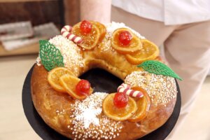 Roscón de Reyes decorado con frutas y caramelos