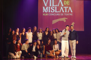 Grupo de jóvenes premiados en el concurso de teatro Vila de Mislata