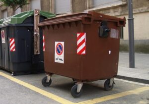 Contenedor marrón para la recogida de residuos orgánicos en la calle