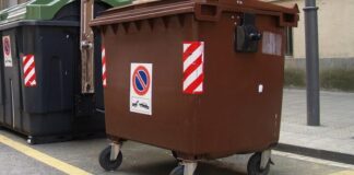 Contenedor marrón para la recogida de residuos orgánicos en la calle
