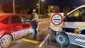 Control de alcoholemia en Valencia durante la noche con policía y vehículo