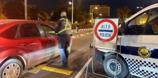 Control de alcoholemia en Valencia durante la noche con policía y vehículo