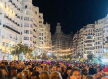 Multitud de personas en las calles de Colón y Xàtiva en Valencia.