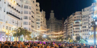 Multitud de personas en las calles de Colón y Xàtiva en Valencia.
