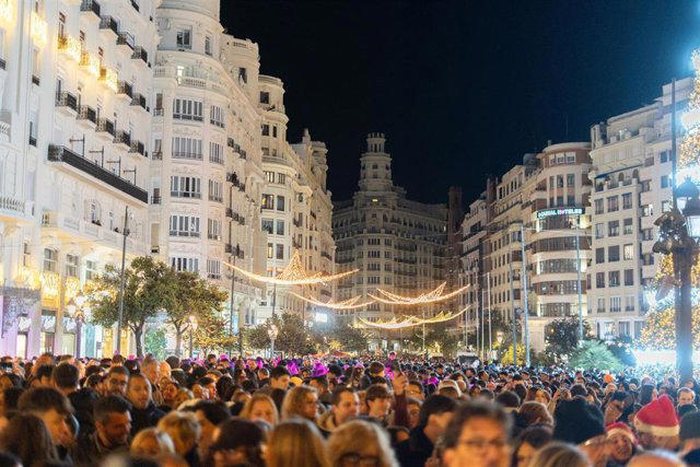 Multitud de personas en las calles de Colón y Xàtiva en Valencia.