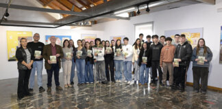 Cuarenta jóvenes de Paiporta presentan su libro sobre la DANA del 29 de octubre de 2024.