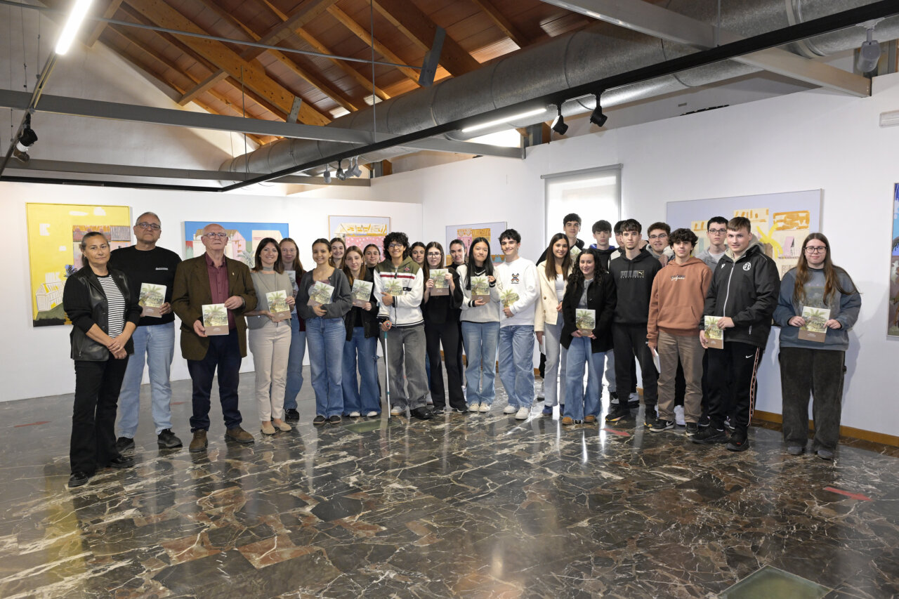 Cuarenta jóvenes de Paiporta presentan su libro sobre la DANA del 29 de octubre de 2024.