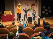 Los niños de Torrent exploran las tradiciones navideñas valencianas a través de un cuentacuentos Niños participando en un cuentacuentos navideño en Torrent