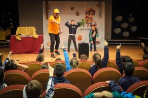 Niños participando en un cuentacuentos navideño en Torrent