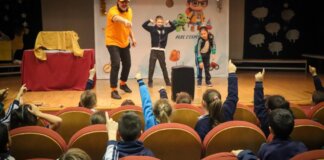 Niños participando en un cuentacuentos navideño en Torrent