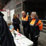 Personas conversando en la inauguración de Expojove 2025