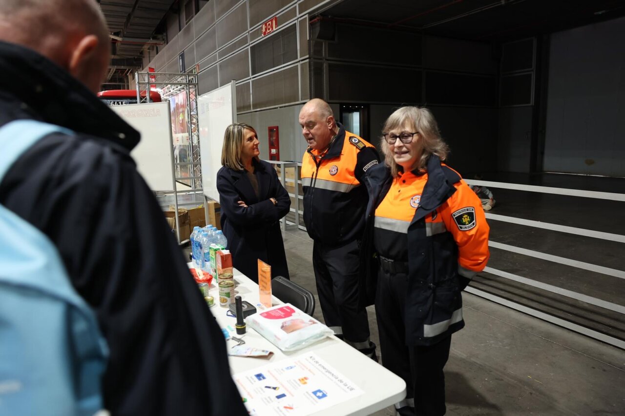 Personas conversando en la inauguración de Expojove 2025